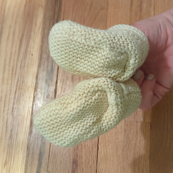 BabyGap 0-3 months cream booties - Picture 2 of 3